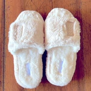 NWOT BEBE | fluffy girls slippers | size 2/3